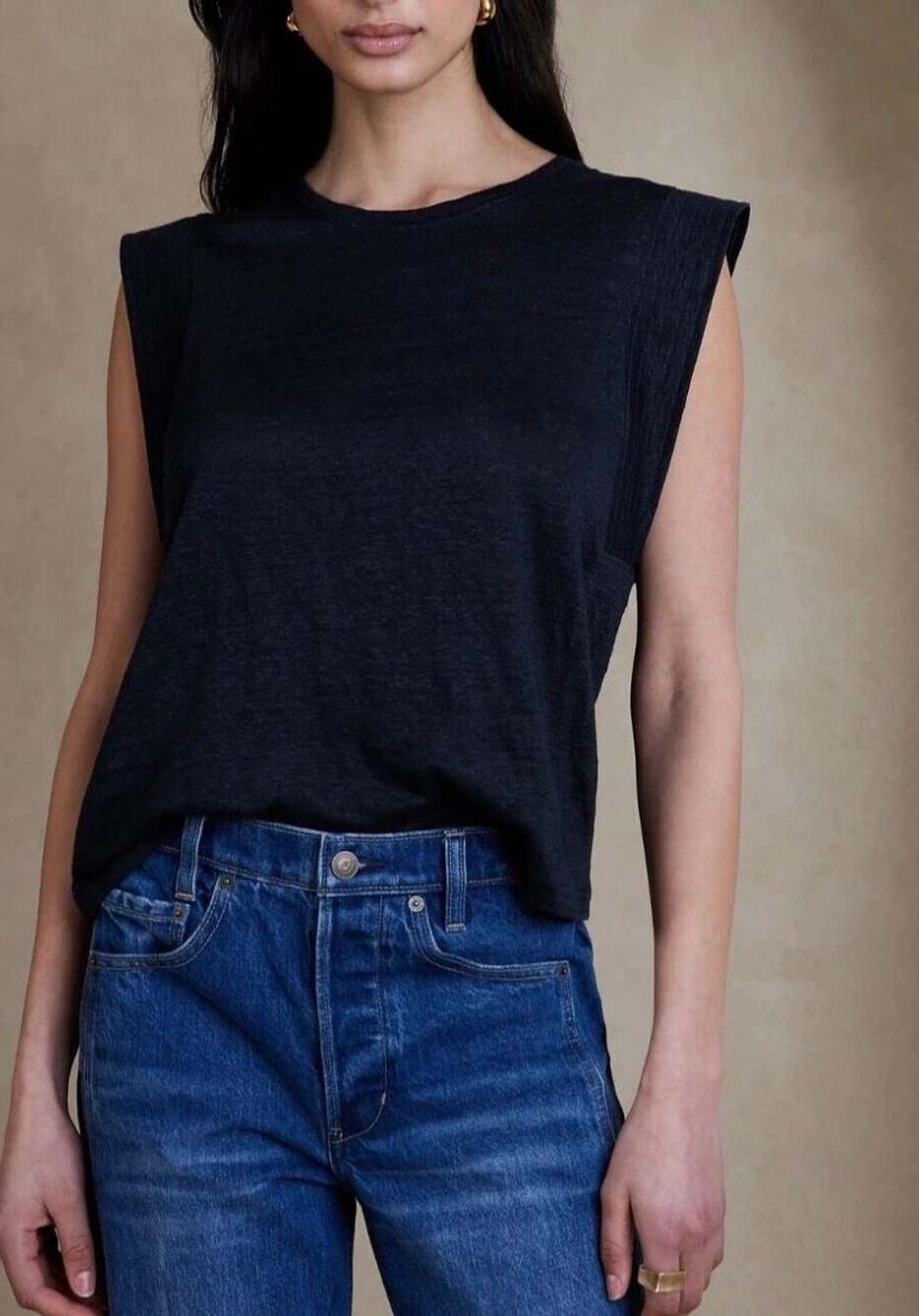 Banana Republic Linen Sharp Shoulder T-Shirt 
Navy Size L.